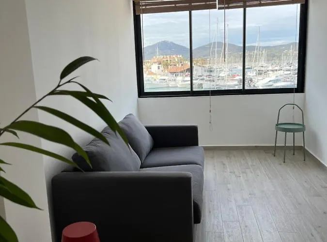 Entre Le Port Et La Plage, Golfe De Saint Tropez *