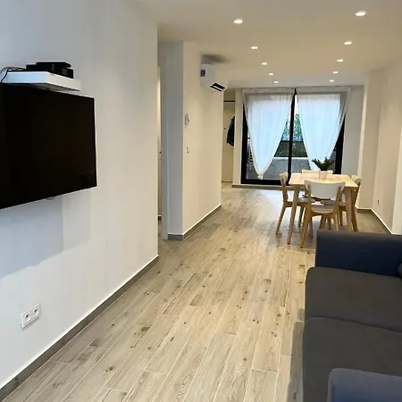 Entre Le Port Et La Plage, Golfe De Saint Tropez *