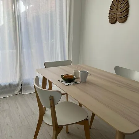 Entre Le Port Et La Plage, Golfe De Saint Tropez *