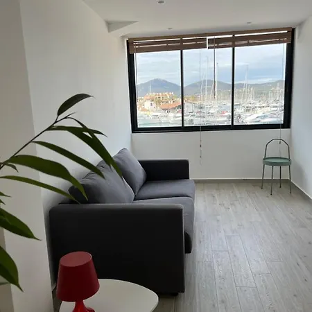 Entre Le Port Et La Plage, Golfe De Saint Tropez *