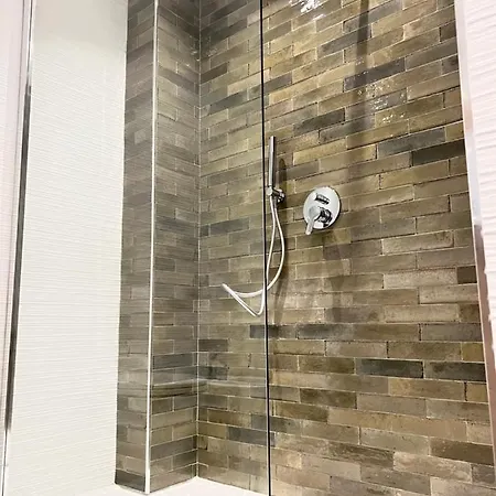 Entre Le Port Et La Plage, Golfe De Saint Tropez