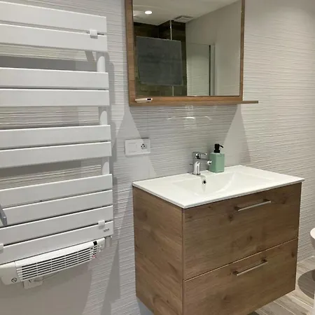 Entre Le Port Et La Plage, Golfe De Saint Tropez *