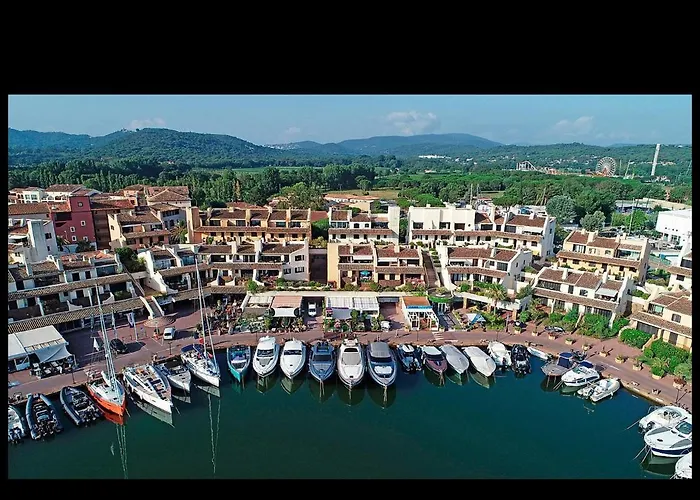 Entre Le Port Et La Plage, Golfe De Saint Tropez * Cogolin